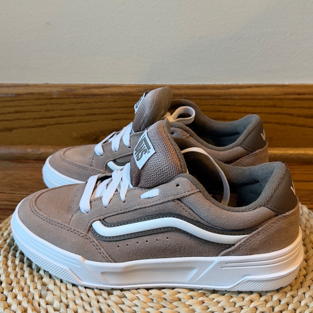 $110 Vans  Hylane Sneakers US 5